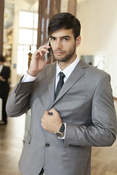 Empresário falando ao telefone — Fotografia de Stock