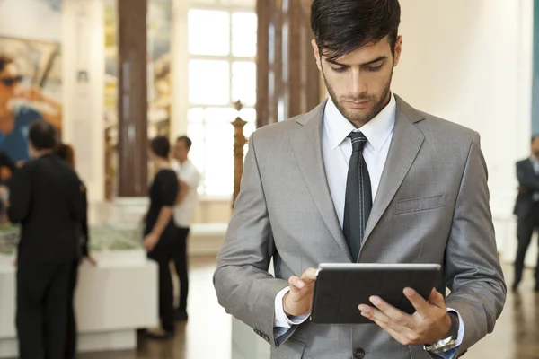 Hombre de negocios trabajando en la tableta digital —  Fotos de Stock