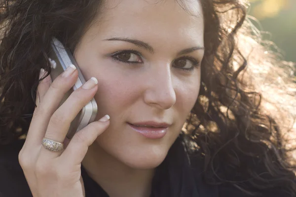 Aantrekkelijke vrouw praten door cell phone — Stockfoto