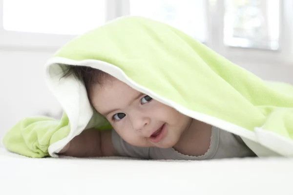 Bebé bajo manta — Foto de Stock