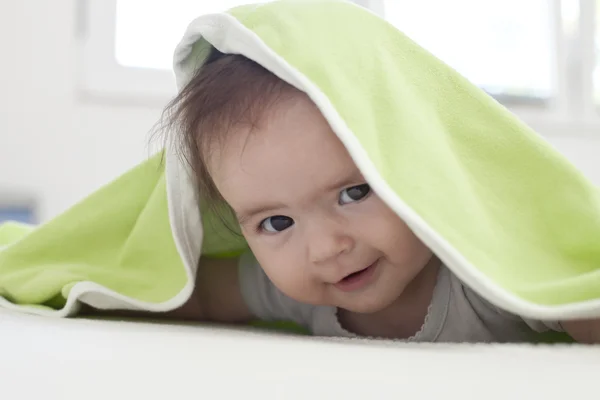 Bambino sotto coperta — Foto Stock