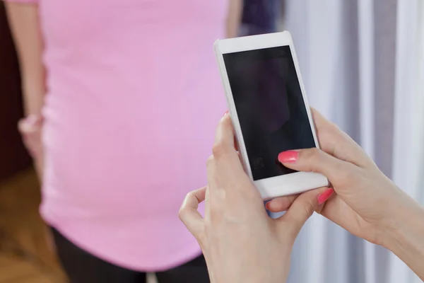 Фотографування вагітних жінок мобільний телефон — стокове фото