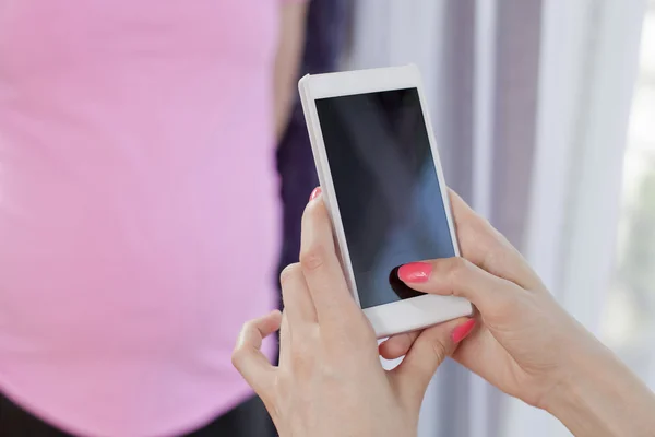 Photographing pregnant women mobile phone — Stock Photo, Image
