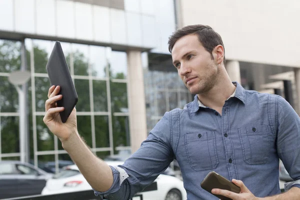 Homme tenant un ordinateur tablette i-pad — Photo