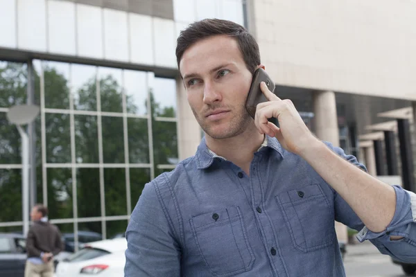 Zakenman aan de telefoon — Stockfoto