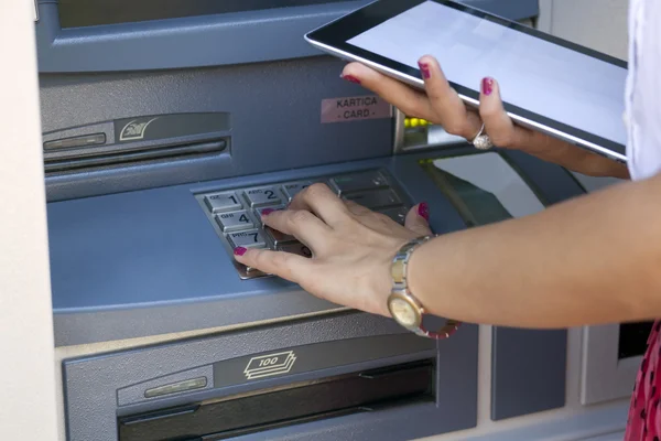 Young woman using ATM machine — Stock Photo, Image