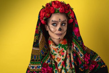 Kalavera Katrina 'nın görüntüsündeki kız vücudunun çeşitli duygusal hareketlerini gösteriyor, yüz, başörtüsü, sarı arka plan, görünüş ve kenar, yazıtlar için bir yer. Dia-de -los -muertos. Ölüm günü. Cadılar Bayramı.