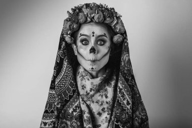 Siyah ve beyaz duygusal portre, Calavera Katrina vücuduna, yüzüne, başörtüsüne, dış görünüşüne ve yanlarına çeşitli duygusal jestler sergiliyor. Dia-de -los -muertos. Ölüm Günü.