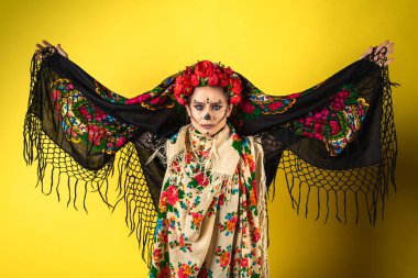 Kalavera Katrina 'nın görüntüsündeki kız vücudunun, yüzünün, türbanın, sarı arka planının, bakışlarının ve yanlarının çeşitli duygusal hareketlerini gösteriyor. Dia-de -los -muertos. Ölüm günü. Cadılar Bayramı