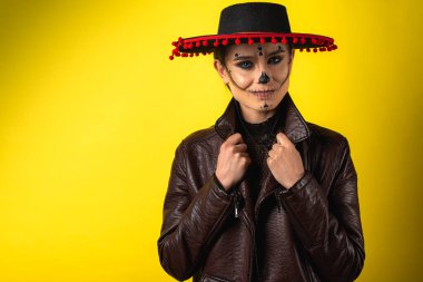 Kalavera Katrina 'nın yakın plan portresi çeşitli duygusal vücut hareketlerini gösteriyor, yüz, sambrero, sarı arka plan, düz, yana bakıyor. Dia-de -los -muertos. Ölüm günü. Cadılar Bayramı