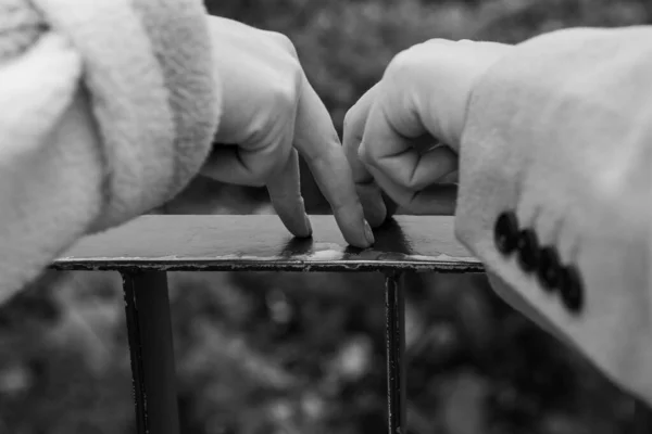 Ασπρόμαυρη Φωτογραφία Παντρεμένο Ζευγάρι Ευρωπαίων Κρατώντας Χέρια Σύζυγος Εκφράζοντας Αισθήματα — Φωτογραφία Αρχείου
