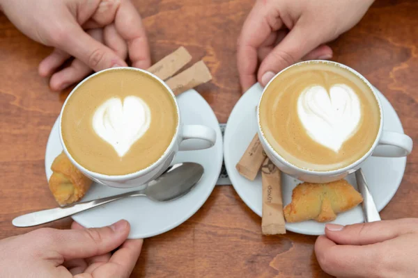Älskade Par Som Håller Hand Ett Café Och Dricker Kaffe — Stockfoto
