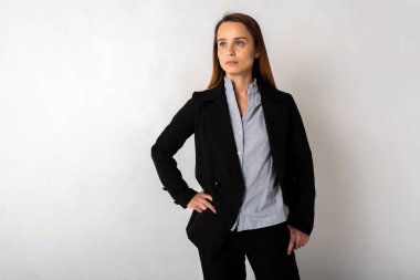 Pankart. Hafif bir arka planda iş kadını, gülümsüyor, söylemek istiyor. Siyah bir ceket ve uzun saçlı beyaz bir bluz giyiyor.