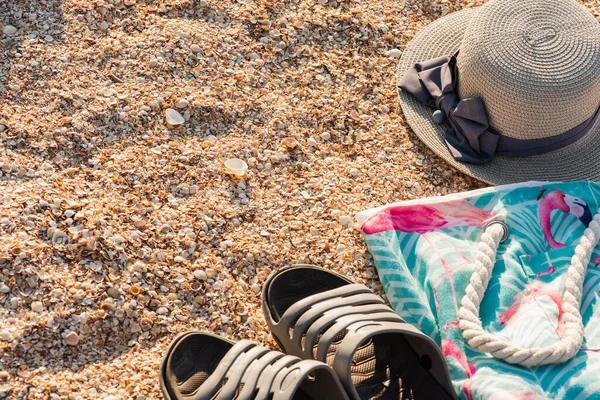 Props Concetto Viaggio Scarpe Ginnastica Borsa Cappello Paglia Sulla Spiaggia — Foto Stock