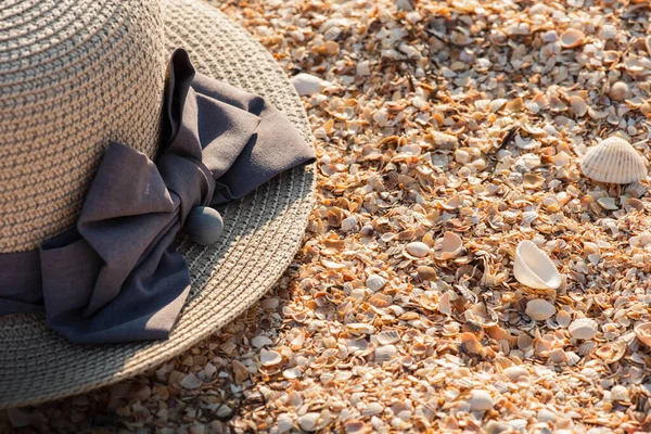 Props Concetto Viaggio Scarpe Ginnastica Borsa Cappello Paglia Sulla Spiaggia — Foto Stock