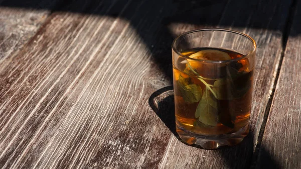 Szklany Kubek Herbatą Cytryną Miętą Szaro Brązowej Drewnianej Powierzchni Jasny — Zdjęcie stockowe