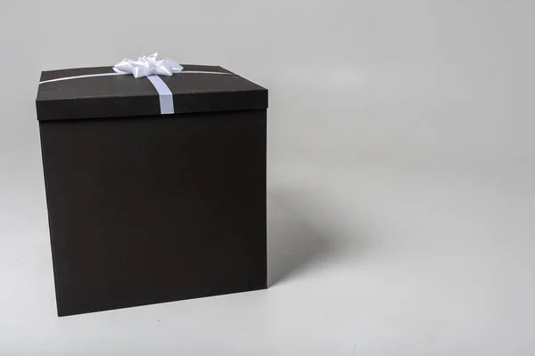 Черные Подарочные Коробки Завернутые Черную Бумагу Белой Лентой Белом Фоне — стоковое фото