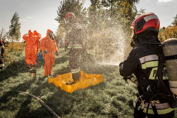 Bombeiros Borrifam Água Sinais Uma Zona Quente Perigo Químico Eliminação — Fotografia de Stock