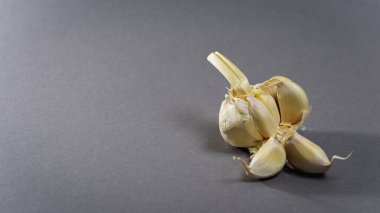 Ayrı karanfilli gri arka planda sarımsak kafa. Doğal ürün.