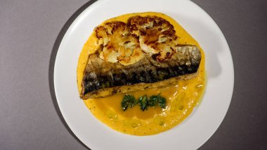 Fırında pişirmeden önce sebzeli, patatesli, havuçlu taze moraine uskumrusu, metal bir şekilde. Sebzeli balık. Gri arkaplan, üst manzara. Ev yemekleri.