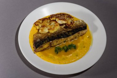 Fırında pişirmeden önce sebzeli, patatesli, havuçlu taze moraine uskumrusu, metal bir şekilde. Sebzeli balık. Gri arkaplan, üst manzara. Ev yemekleri.