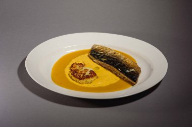 Fırında pişirmeden önce sebzeli, patatesli, havuçlu taze moraine uskumrusu, metal bir şekilde. Sebzeli balık. Gri arkaplan, üst manzara. Ev yemekleri.