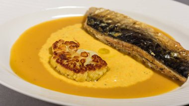 Fırında pişirmeden önce sebzeli, patatesli, havuçlu taze moraine uskumrusu, metal bir şekilde. Sebzeli balık. Gri arkaplan, üst manzara. Ev yemekleri.