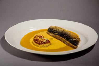 Fırında pişirmeden önce sebzeli, patatesli, havuçlu taze moraine uskumrusu, metal bir şekilde. Sebzeli balık. Gri arkaplan, üst manzara. Ev yemekleri.