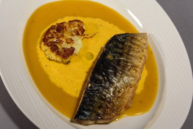 Fırında pişirmeden önce sebzeli, patatesli, havuçlu taze moraine uskumrusu, metal bir şekilde. Sebzeli balık. Gri arkaplan, üst manzara. Ev yemekleri.