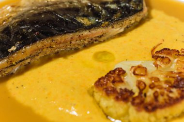 Fırında pişirmeden önce sebzeli, patatesli, havuçlu taze moraine uskumrusu, metal bir şekilde. Sebzeli balık. Gri arkaplan, üst manzara. Ev yemekleri.