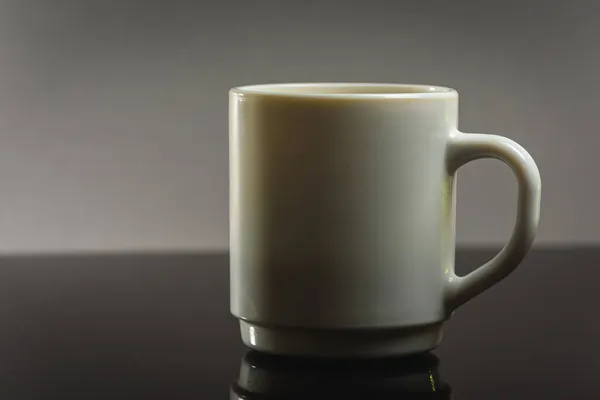 Schwarzer Kaffee Einer Weißen Keramiktasse Auf Grauem Hintergrund Bietet Platz — Stockfoto
