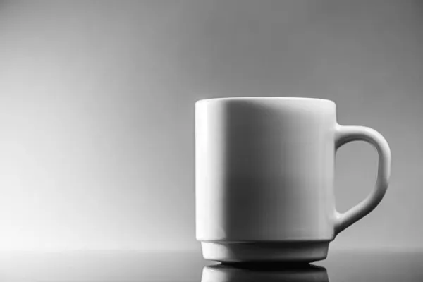 Café Noir Dans Une Tasse Céramique Blanche Sur Fond Gris — Photo