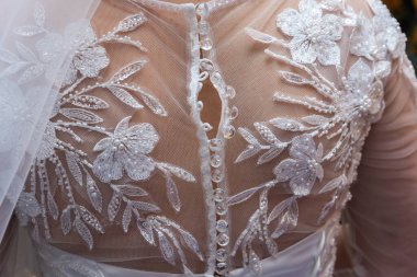 Nedime gelini düğün gününe hazırlar, düğmelerini ilikleyip elbisesini bağlar. Nedime, gelinin gelinliğinin arkasında bir fiyonk yapıyor, gelinin sabah toplantısı.