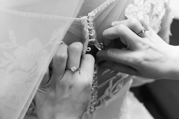 Foto Bianco Nero Amica Della Sposa Prepara Sposa Matrimonio Aiuta — Foto Stock