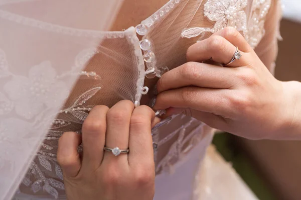 Brudtärnan Förbereder Bruden För Bröllopsdagen Hjälper Till Att Knäppa Och — Stockfoto