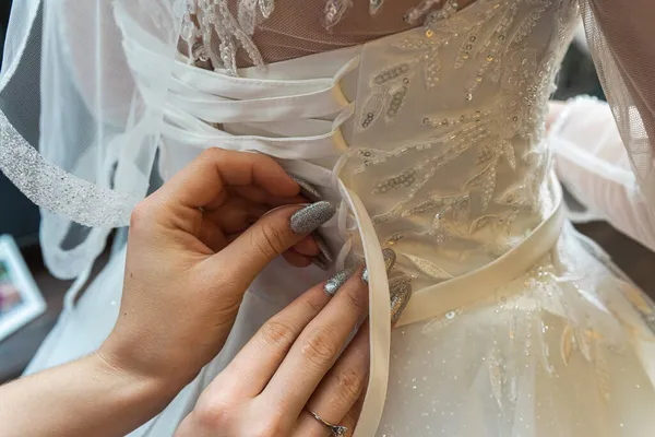 Damigella Prepara Sposa Giorno Del Matrimonio Aiuta Abbottonare Legare Suo — Foto Stock