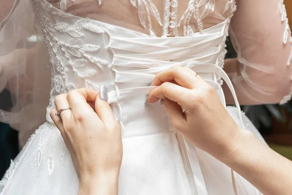 Damigella Prepara Sposa Giorno Del Matrimonio Aiuta Abbottonare Legare Suo — Foto Stock