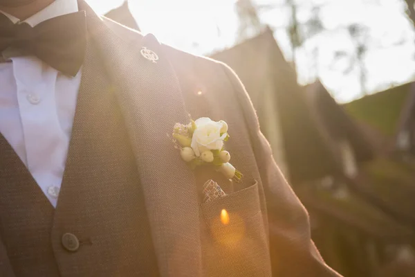 Muž Boutonniere Mladý Rununculus Hnědém Obleku Paprscích Teplého Světla Pojem — Stock fotografie