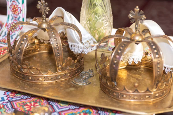 Dua Mahkota Pernikahan Yang Indah Dan Cincin Kawin Atas Bantal — Stok Foto
