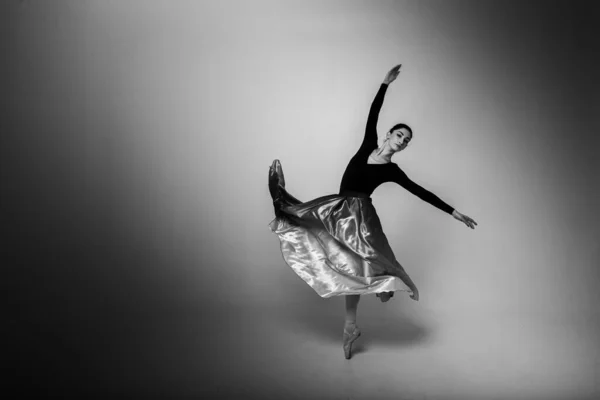 Чорно Біла Фотографія Красива Красива Балерина Показує Різні Вправи Дивлячись — стокове фото