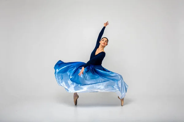 Piękny Taniec Baleriny Pokazuje Różne Ćwiczenia Patrząc Prosto Aparat Długiej — Zdjęcie stockowe