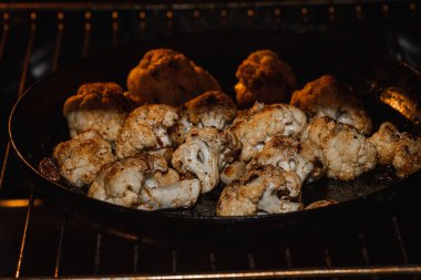 Kavrulmuş karnabahar ve baharat. Vejetaryen yemekleri, fırında pişirilmiş sağlıklı yiyecekler. Seçici odak