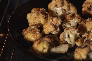 Kavrulmuş karnabahar ve baharat. Vejetaryen yemekleri, fırında pişirilmiş sağlıklı yiyecekler. Seçici odak