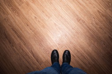 Ahşap zeminde rüya gören siyah ayakkabılı adamların en üst görüntüsü. Seçici odak