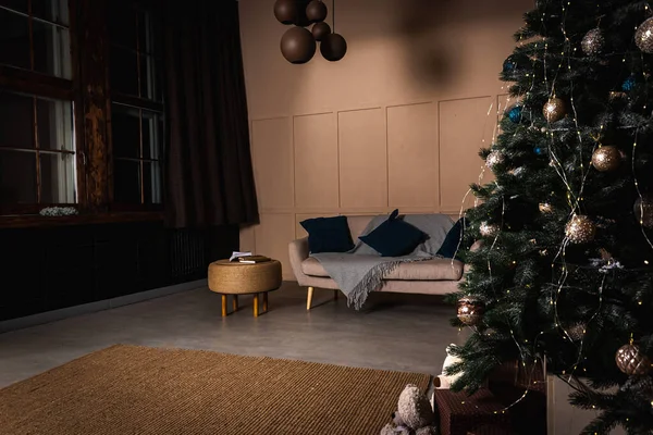 Bela Árvore Natal Sofá Uma Sala Estar Moderna Design Interiores — Fotografia de Stock