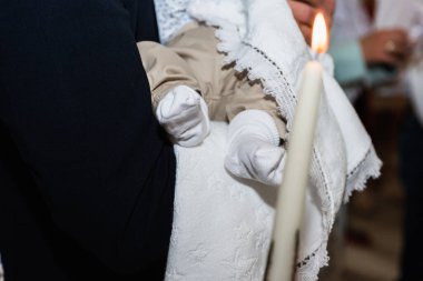 Bir bebeğin vaftiz töreni, küçük bebek ayaklarının kapatılması, vaftiz töreni..