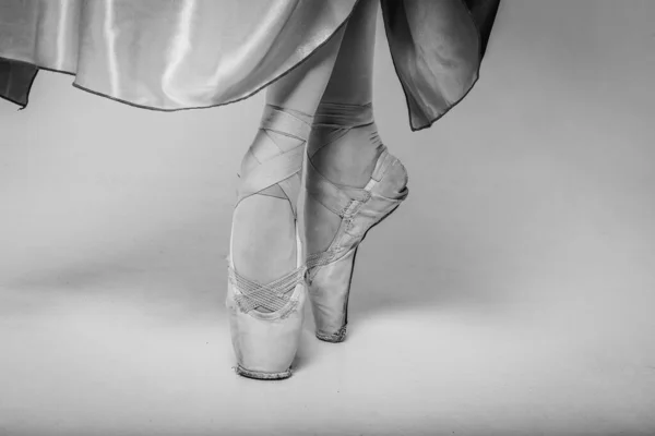 Voeten Puntschoenen Benen Van Een Jonge Vrouwelijke Ballerina Een Witte — Stockfoto