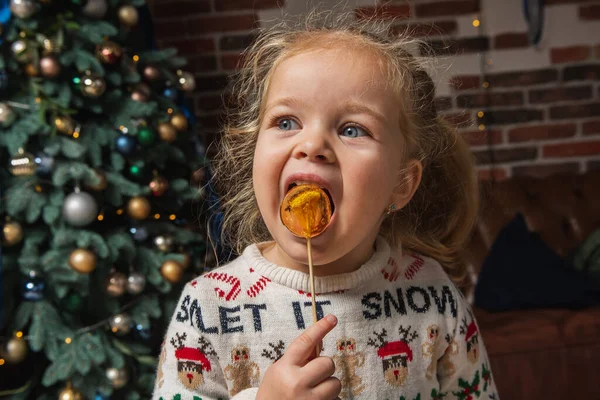 Little Cute Curly Girl Holding Sweet Lollipop Emotional Smiling Concept — Stock Photo, Image