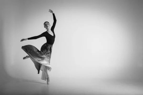 Μπαλαρίνα Μια Νεαρή Κομψή Χορεύτρια Μπαλέτου Ντυμένη Επαγγελματική Ενδυμασία Παπούτσια — Φωτογραφία Αρχείου