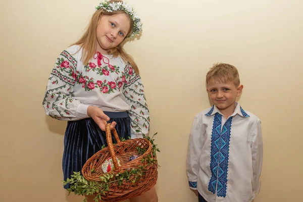 Crianças Menina Menino Roupas Ucranianas Bordadas — Fotografia de Stock